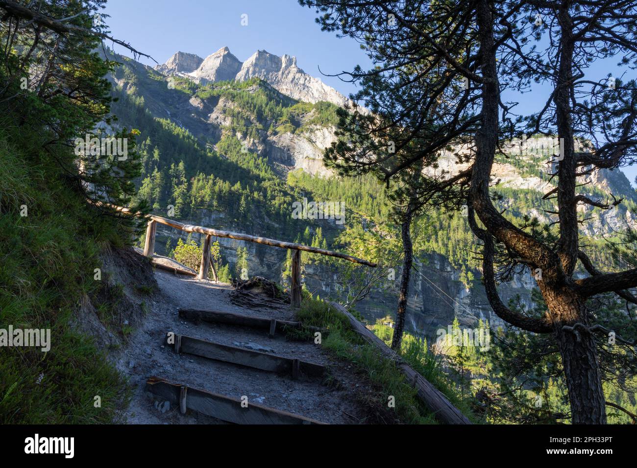 Der Ausblick vom Oeschinensee zum Gipfel des Isistock. Stockfoto