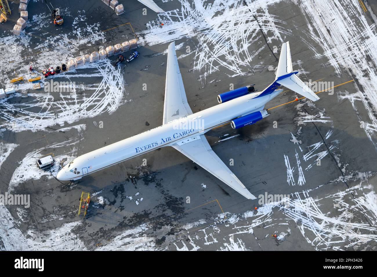 Everts Air Cargo Two McDonnell Douglas MD-80 Flugzeug Luftaufnahme. Frachttransport durch Everts Cargo MD-83, auch MD-83F genannt. N963CE. Stockfoto