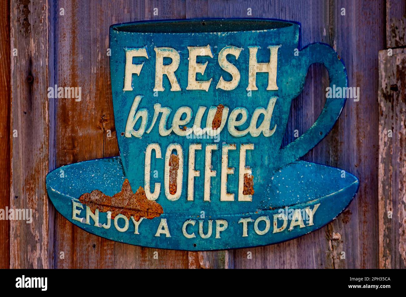 Im Lucedale Coffee House am 20. März 2023 in Lucedale, Mississippi, wird für frisch gebrühten Kaffee ein Oldtimer-Schild aus Metall geworben. Stockfoto