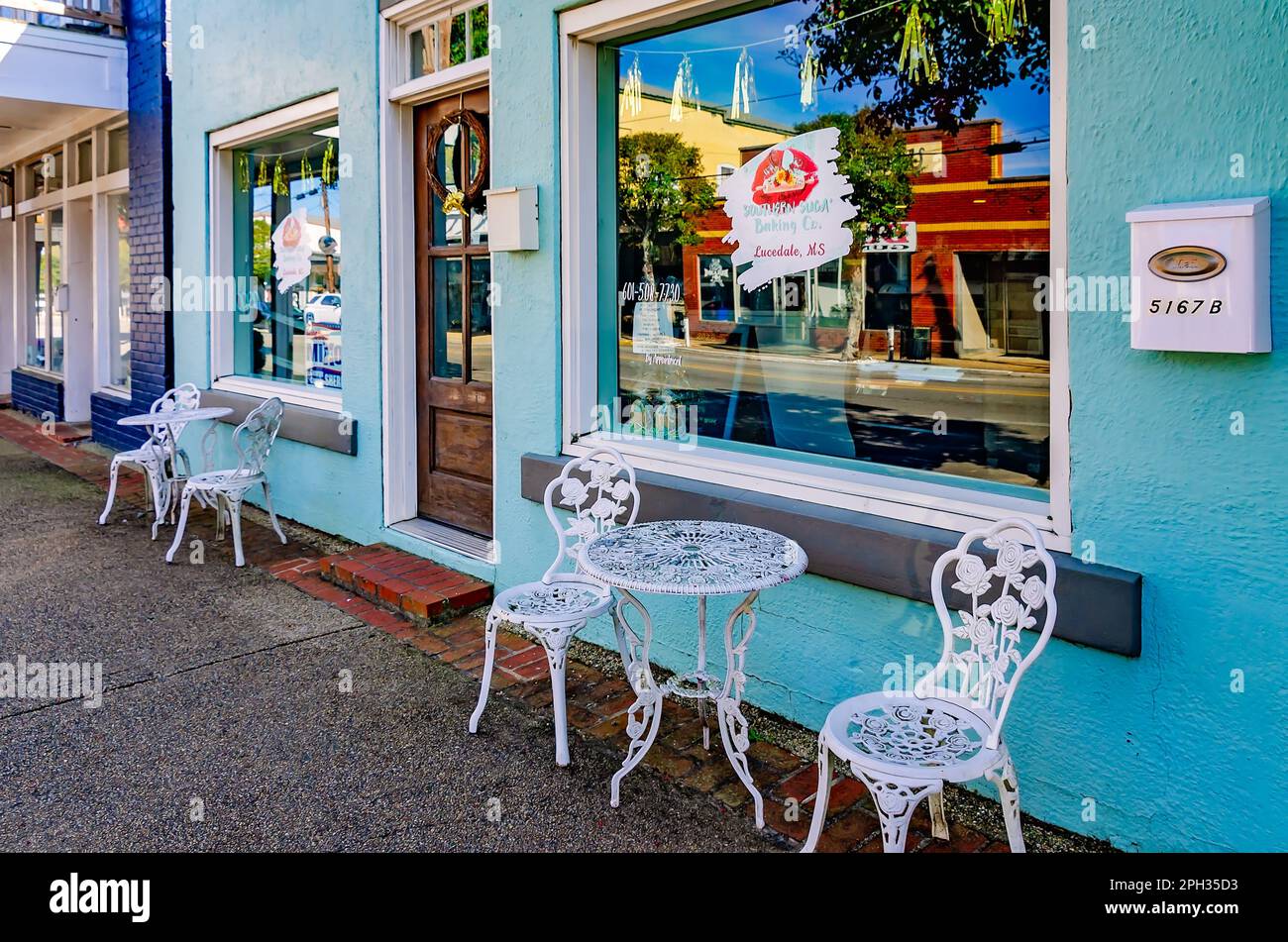 Die Tische der Southern Suga’ Baking Company, 20. März 2023, in Lucedale, Mississippi, bieten Sitzplätze im Freien. Die Bäckerei gehört einem Navajo-Unternehmer. Stockfoto