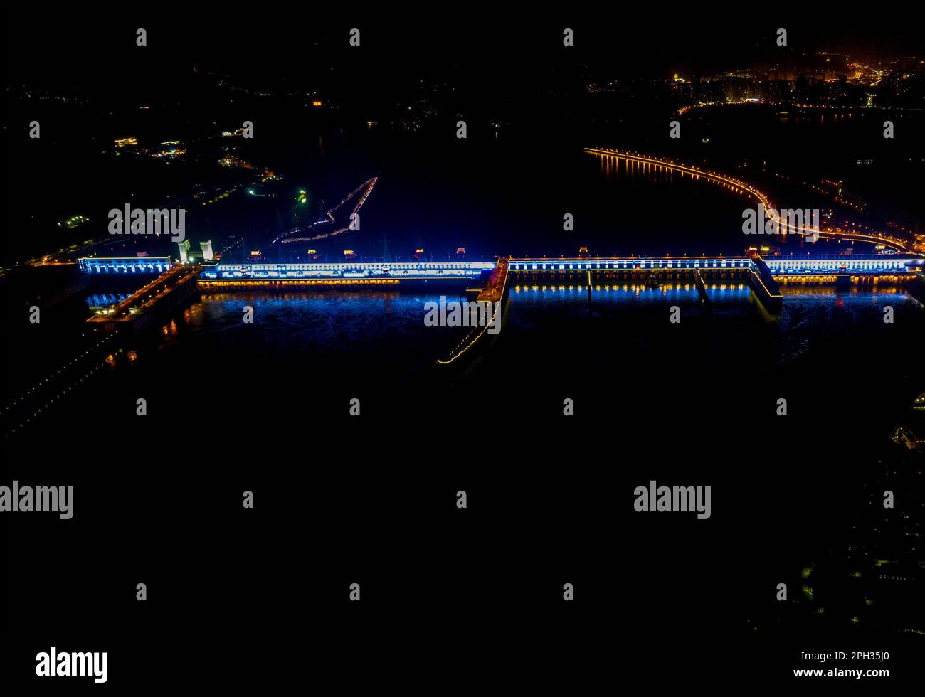 YICHANG, CHINA - 25. MÄRZ 2023 - Luftfoto zeigt den nächtlichen Blick auf den Gezhou-Staudamm der drei Schluchten des Jangtse in Yichang, Hubei Slg Stockfoto