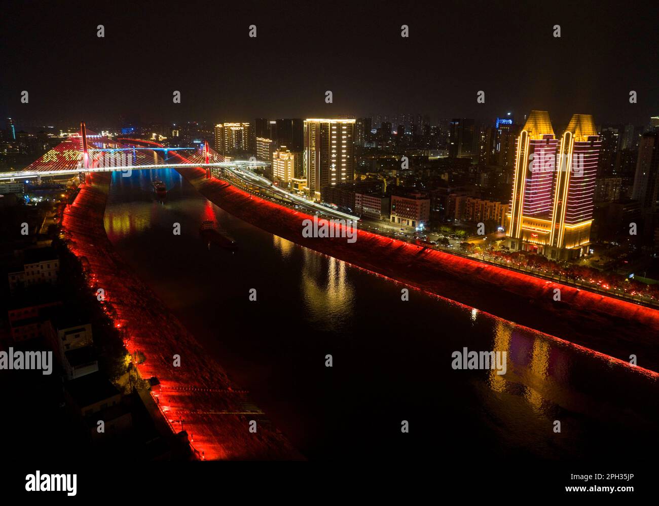 YICHANG, CHINA - 25. MÄRZ 2023 - Luftfoto zeigt die nächtliche Aussicht auf die Yangtze-Brücke in Yichang, Provinz Hubei, China, 25. März 2023. Stockfoto