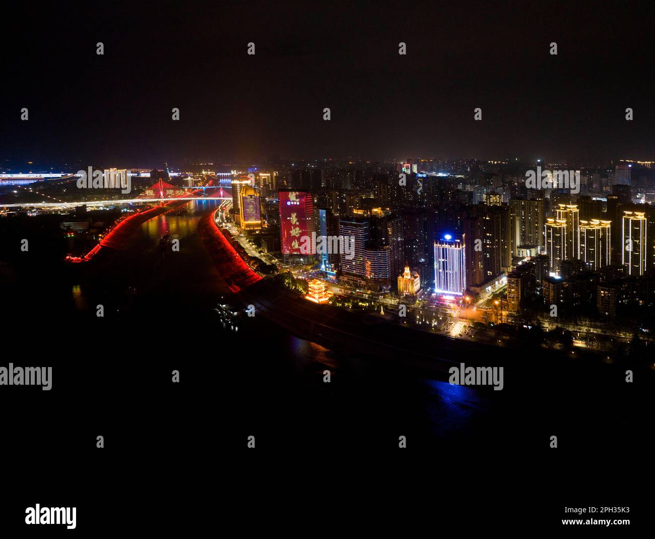 YICHANG, CHINA - 25. MÄRZ 2023 - Luftfoto zeigt die nächtliche Aussicht auf die Yangtze-Brücke in Yichang, Provinz Hubei, China, 25. März 2023. Stockfoto
