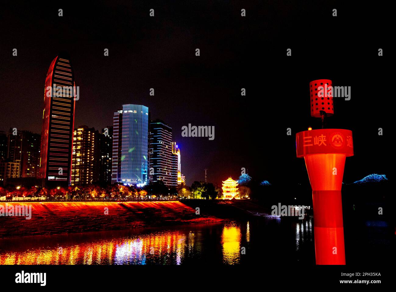 YICHANG, CHINA - 25. MÄRZ 2023 - Luftfoto zeigt die Nachtaufnahme des Jangtse in Yichang, Provinz Hubei, China, 25. März 2023. Stockfoto