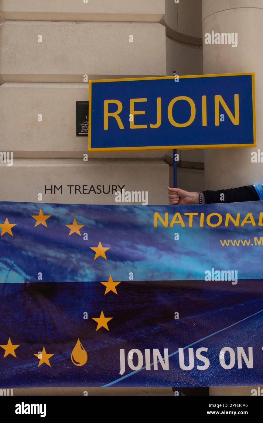 London – 25. März 2023 – Demonstranten, die sich dafür aussprachen, während der „Tour“ der Londoner Ikonen vor dem Finanzministerium wieder dem EU-Banner der NRM beizutreten Stockfoto