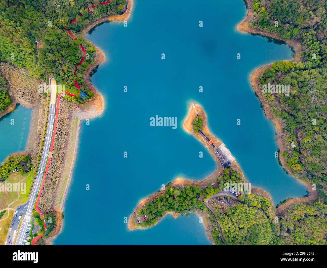 HANGZHOU, CHINA - 25. MÄRZ 2023 - Luftfoto zeigt Wolken, die den Thousand Island Lake nach Regen in Hangzhou, Provinz Zhejiang, China, 25. März umhüllen Stockfoto