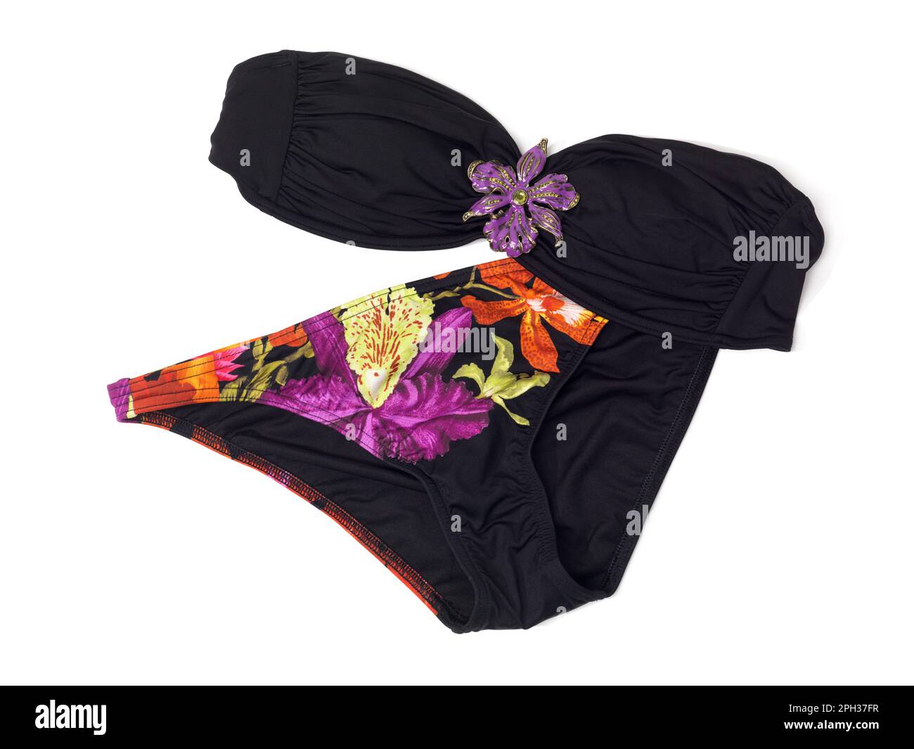 Schwarzer zweiteiliger Bikini-Badeanzug mit farbenfrohem Blumenmuster. Isoliert auf weißem Hintergrund. Stockfoto