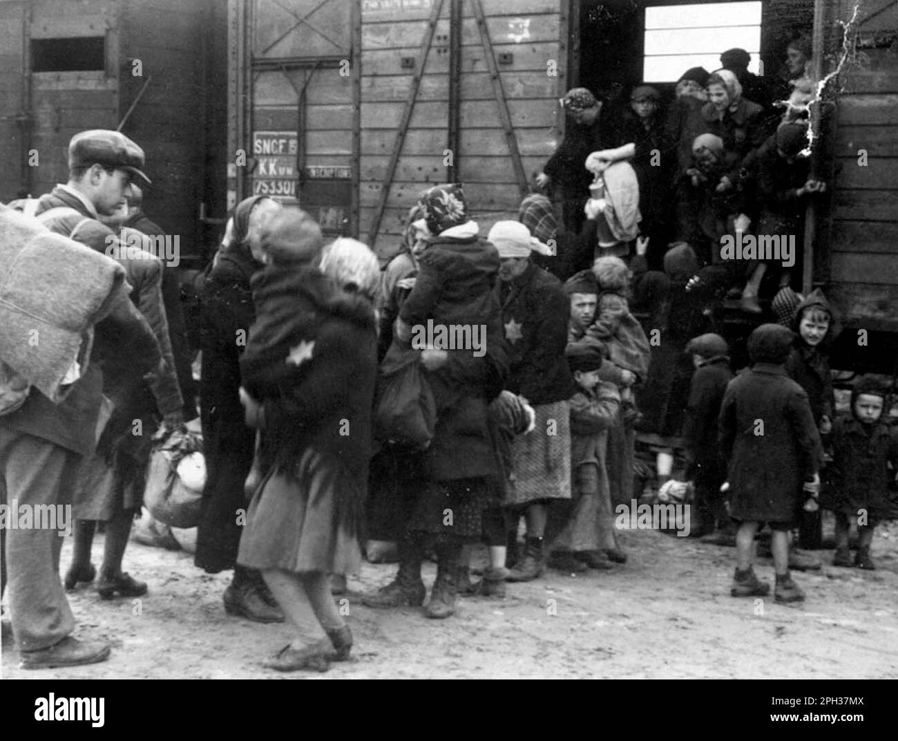 Juden, die nach ihrer Ankunft im Vernichtungslager Auschwitz aus den Schreckzügen absteigen. Von hier aus gingen sie zur Selektion, die darin bestand, in den Gaskammern sofort zum Tod ausgewählt zu werden oder als Zwangssklavenarbeiter geschickt zu werden. Stockfoto