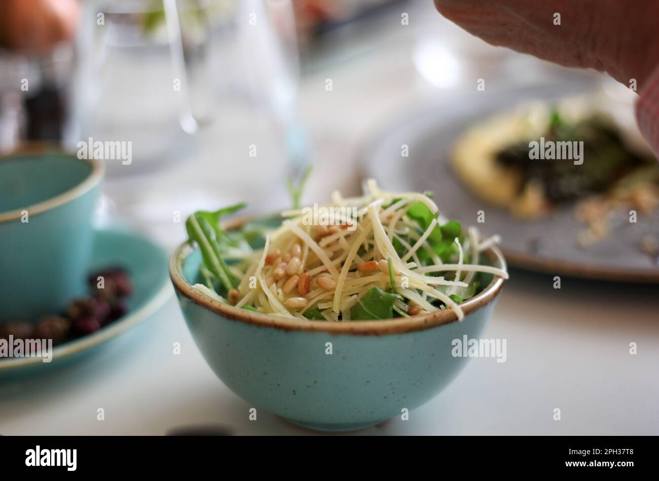 Kleine Schüssel mit frischem Salat Stockfoto