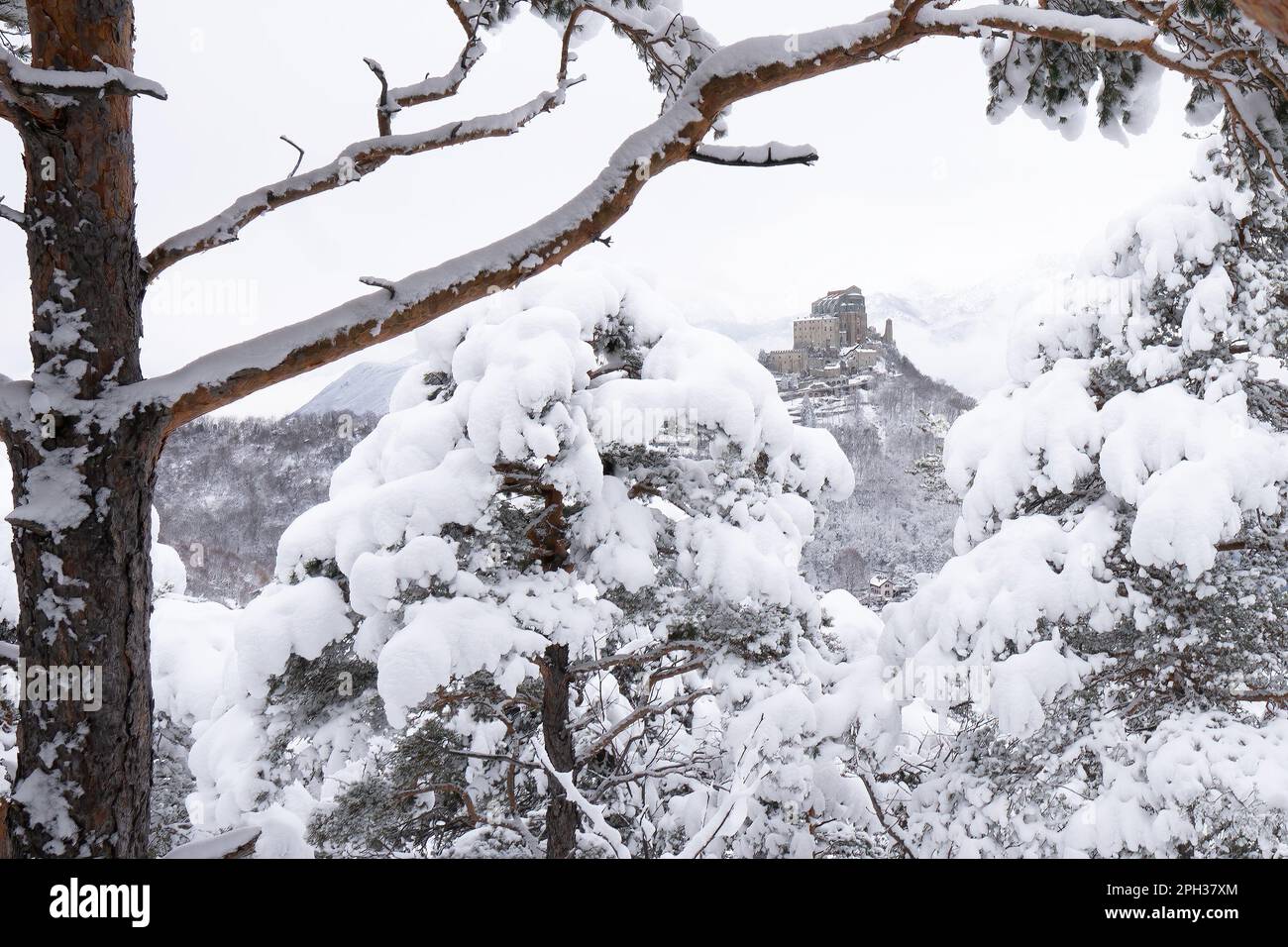 Bild der antiken Abtei San Michele, erbaut auf dem Berg Pirchiriano am Eingang des Susa-Tals, Stockfoto