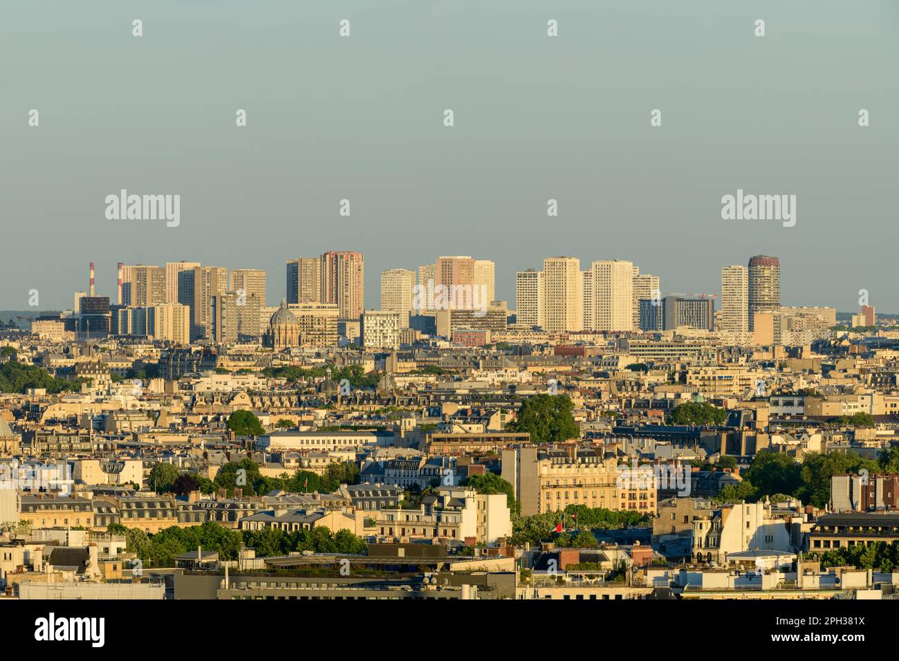 Dieses Landschaftsfoto wurde in Europa, in Frankreich, auf der ile de France, in Paris, im Sommer aufgenommen. Wir sehen die Pariser Vororte unter der Sonne. Stockfoto