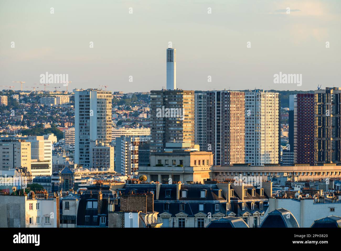 Dieses Landschaftsfoto wurde in Europa, in Frankreich, auf der ile de France, in Paris, im Sommer aufgenommen. Wir sehen die Pariser Vororte unter der Sonne. Stockfoto