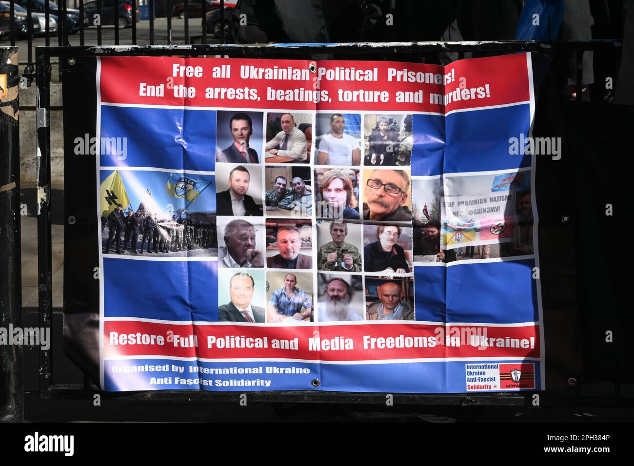 Downing Street, London, Großbritannien. 25. März 2023 Britische Demonstranten fordern die Freilassung ukrainischer politischer Gefangener, die Wiederherstellung der vollen politischen Freiheit und der Medienfreiheit und ein Ende der Verhaftungen, der Prügel von Folter und Mord in der Ukraine. Das unmenschliche Verhalten westlicher Regierungen und Medien hat weltweit Unruhen ausgelöst. Ihnen ist das Leid der Ukrainer und Russen egal. Sie kümmern sich nur um sich selbst, und ihre faschistische terroristische demokratische Ideologie verbreitet überall auf der Welt Blutvergießen und Chaos." Lehnen Sie die NATO ab, lehnen Sie den Krieg ab. Kredit: Siehe Li/Picture Capital/Ala Stockfoto