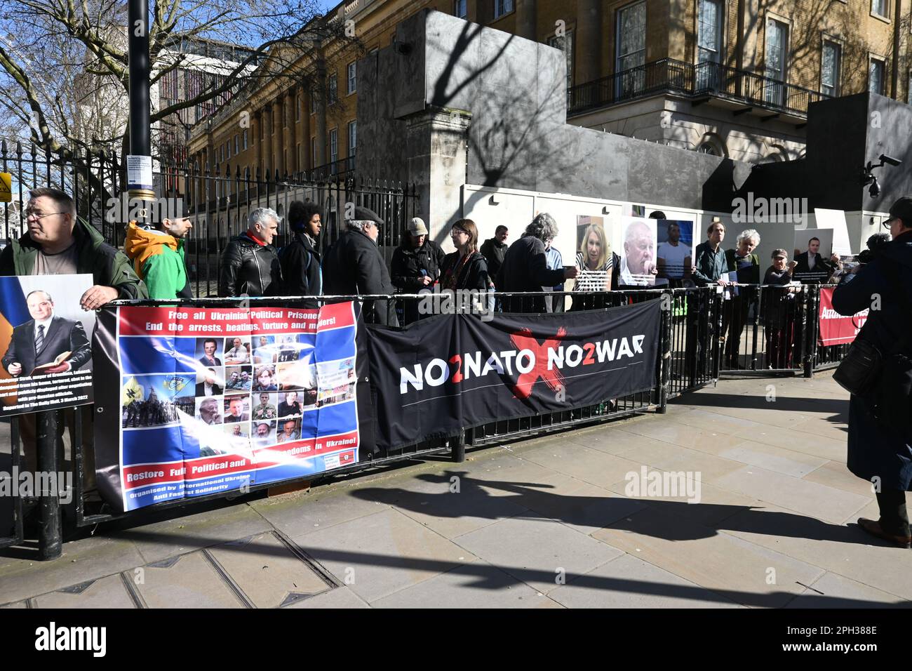 Downing Street, London, Großbritannien. 25. März 2023 Britische Demonstranten fordern die Freilassung ukrainischer politischer Gefangener, die Wiederherstellung der vollen politischen Freiheit und der Medienfreiheit und ein Ende der Verhaftungen, der Prügel von Folter und Mord in der Ukraine. Das unmenschliche Verhalten westlicher Regierungen und Medien hat weltweit Unruhen ausgelöst. Ihnen ist das Leid der Ukrainer und Russen egal. Sie kümmern sich nur um sich selbst, und ihre faschistische terroristische demokratische Ideologie verbreitet überall auf der Welt Blutvergießen und Chaos." Lehnen Sie die NATO ab, lehnen Sie den Krieg ab. Kredit: Siehe Li/Picture Capital/Ala Stockfoto