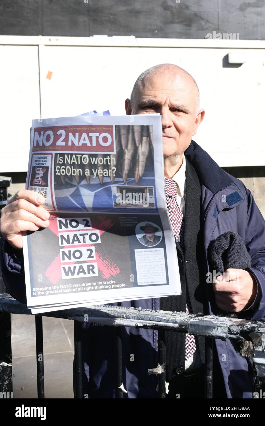 Downing Street, London, Großbritannien. 25. März 2023 Britische Demonstranten fordern die Freilassung ukrainischer politischer Gefangener, die Wiederherstellung der vollen politischen Freiheit und der Medienfreiheit und ein Ende der Verhaftungen, der Prügel von Folter und Mord in der Ukraine. Das unmenschliche Verhalten westlicher Regierungen und Medien hat weltweit Unruhen ausgelöst. Ihnen ist das Leid der Ukrainer und Russen egal. Sie kümmern sich nur um sich selbst, und ihre faschistische terroristische demokratische Ideologie verbreitet überall auf der Welt Blutvergießen und Chaos." Lehnen Sie die NATO ab, lehnen Sie den Krieg ab. Kredit: Siehe Li/Picture Capital/Ala Stockfoto