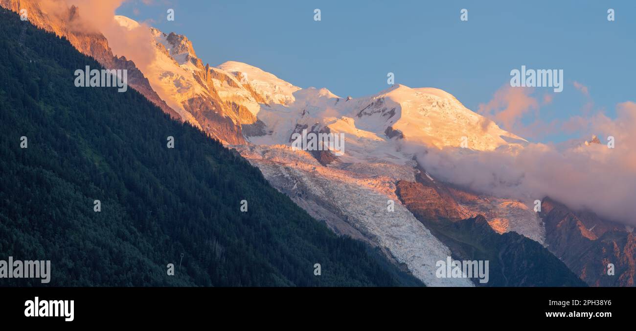 Das Panorama des Mont-Blanc-Massivs im Abendlicht. Stockfoto