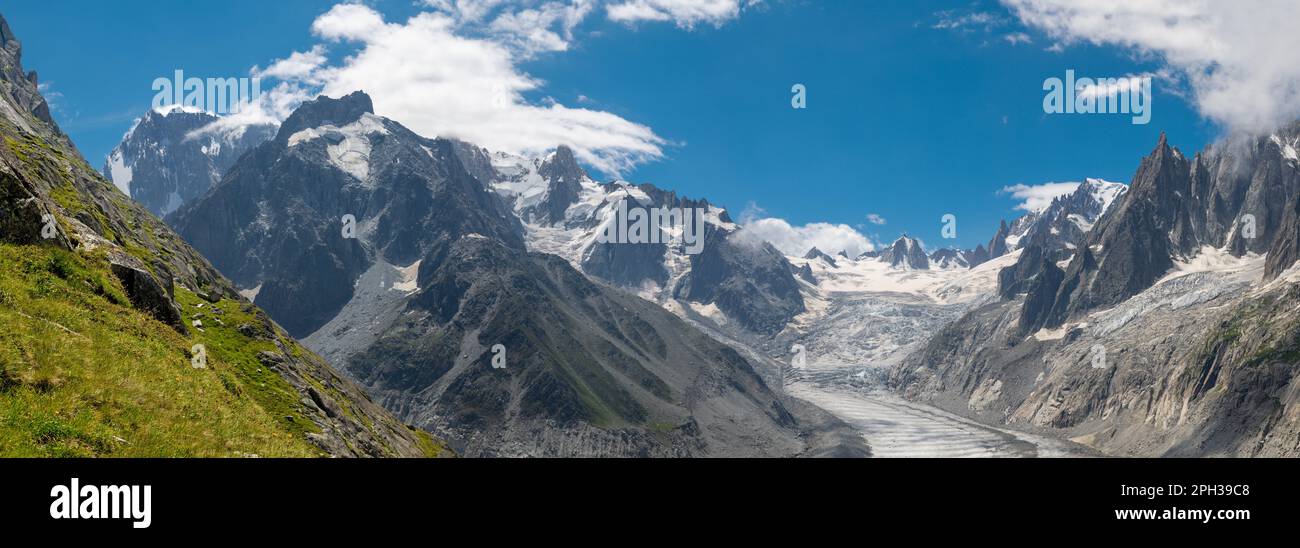 Das Mont-Blanc-Massiv, Mt. Blanc du Tacul, Les Aiguilles Towers und der Gletscher Mer de Glace. Stockfoto Das Mont-Blanc-Massiv, Mt. Blanc du Tacul, Les Aiguilles Towers und der Gletscher Mer de Glace. Stockfoto