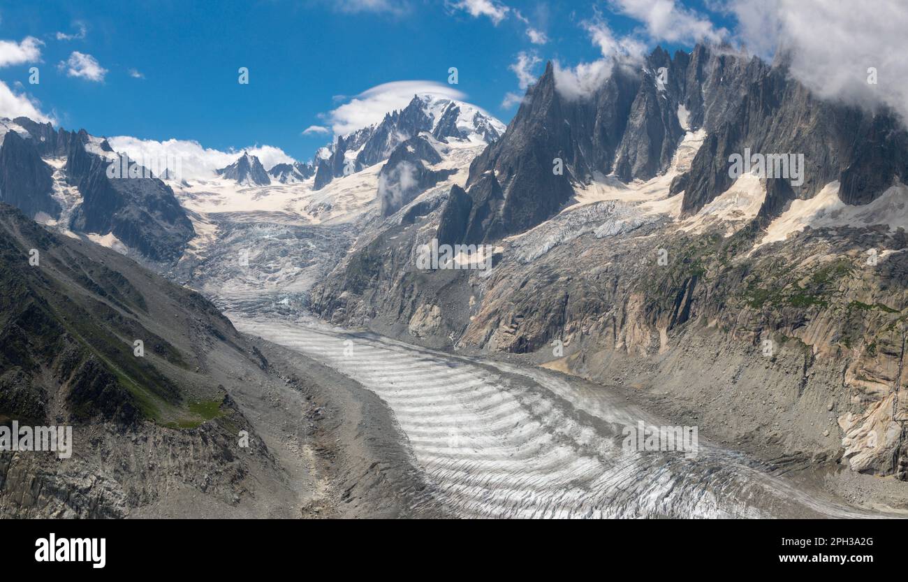 Das Mont-Blanc-Massiv, Mt. Blanc du Tacul, Les Aiguilles Towers und der Gletscher Mer de Glace. Stockfoto Das Mont-Blanc-Massiv, Mt. Blanc du Tacul, Les Aiguilles Towers und der Gletscher Mer de Glace. Stockfoto