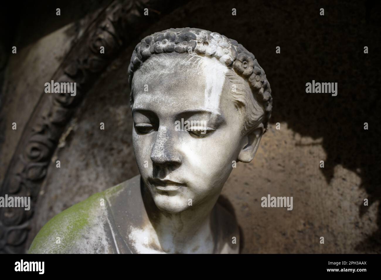 Porträt einer verwitterten, aber schönen weiblichen Grabfigur auf dem melaten-Friedhof in köln Stockfoto
