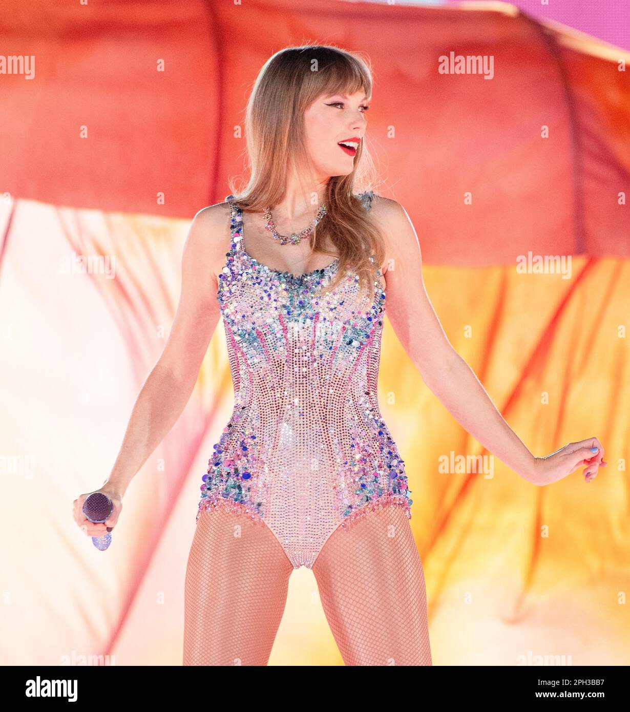 Las Vegas, USA. 24. März 2023. LAS VEGAS, NEVADA - 24. MÄRZ: (Nur redaktionelle Verwendung) Taylor Swift tritt auf der Bühne während der „Taylor Swift | The Eras Tour“ im Allegiant Stadium am 24. März 2023 in Las Vegas, Nevada. Foto: Casey Flanigan/imageSPACE Credit: Imagespace/Alamy Live News Stockfoto