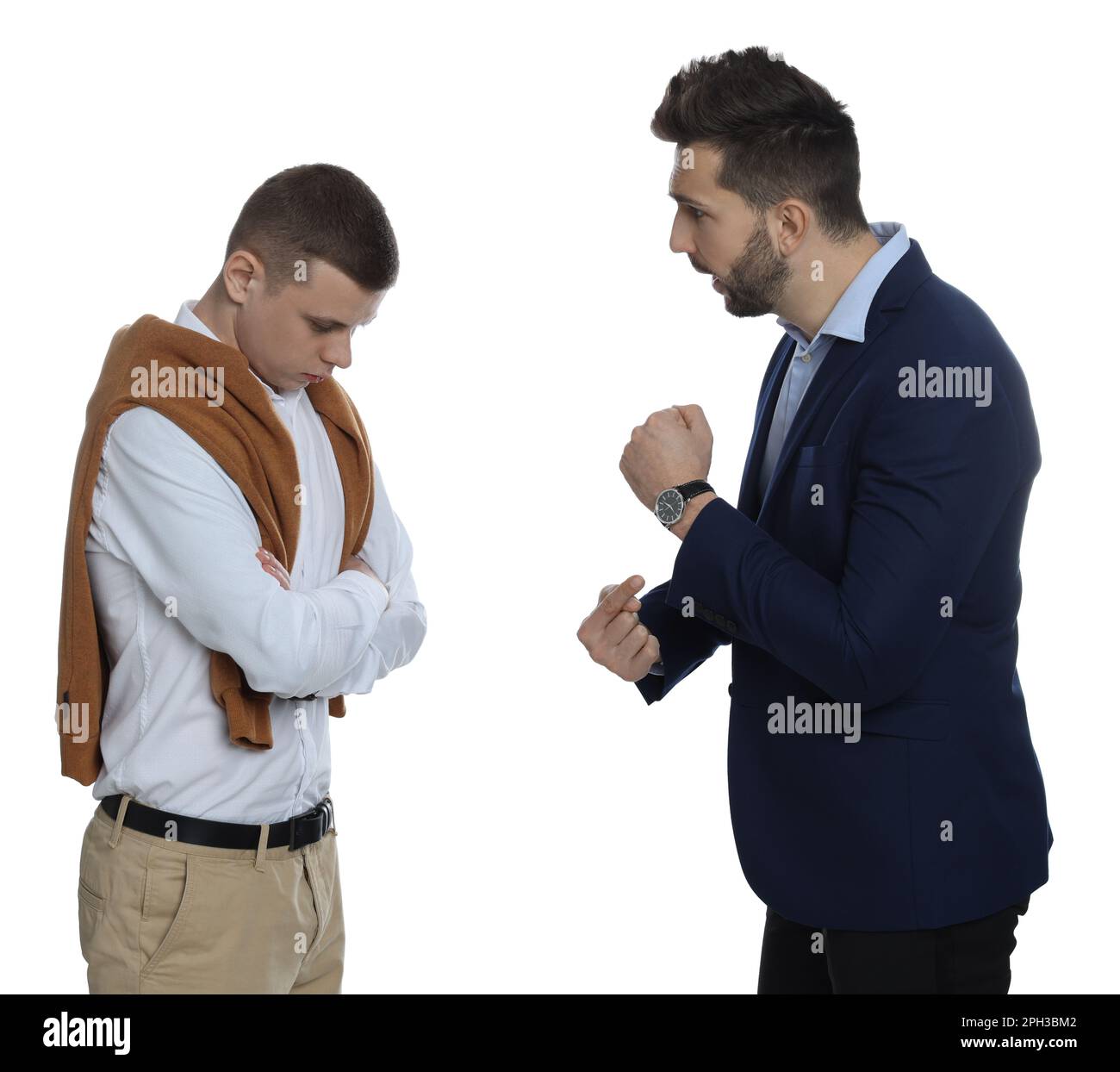Geschäftsmann zeigt auf Armbanduhr und schimpft Angestellter, weil er vor weißem Hintergrund zu spät kommt Stockfoto
