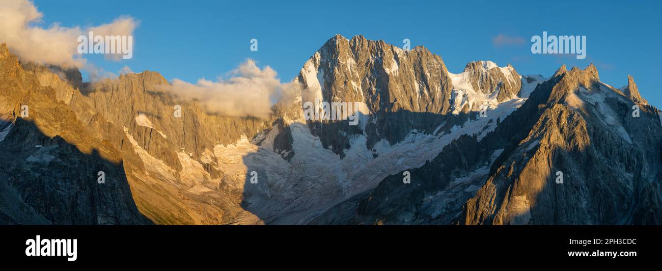 Das Panorama des Grand Jorasses Massivs im Abendlicht. Stockfoto