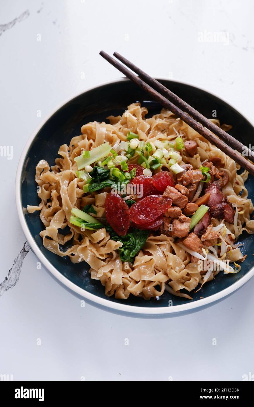 Eine Schale mit köstlichem Street Food von Jakarta Barat; Bakmi Lebar Medan Ahok Stockfoto