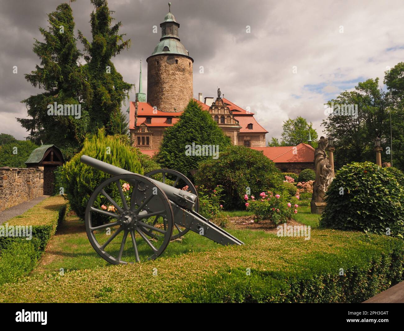 Polnische Burg mit Turm, Wolken, Sommer: Burg und Kanone - Czocha, Polen Stockfoto