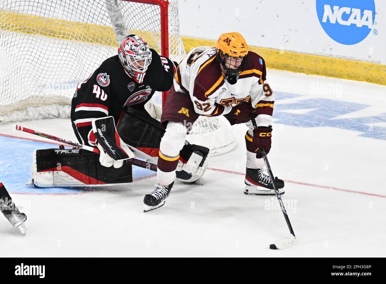 Minnesota Gophers Forward Logan Cooley (92) spielt den Puck vor St. Cloud State Huskies Torwart Jaxon Castor (40) während des Meisterschaftsspiels des West Regional NCAA Männer Eishockeyturniers zwischen den St. Cloud State Huskies und die University of Minnesota Golden Gophers in der Scheels Arena in Fargo, ND, am Samstag, den 25. März 2023. Nummer Eins insgesamt hat Minnesota 4-1 gewonnen und geht in die Frozen Four. Von Russell Hons/CSM Stockfoto
