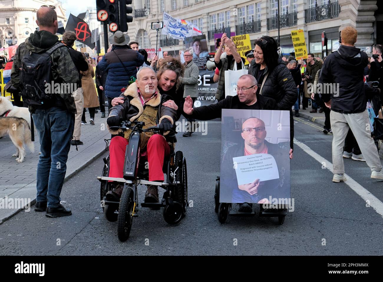 London, Großbritannien. 25. März 2023. Die Demonstranten aus den Anti-Lockdown- und Anti-Impfstoff-Bewegungen marschierten ursprünglich durch das Zentrum Londons und suchten nach „Gerechtigkeit“ für den verletzten und trauernden Covid-Impfstoff. Sie begannen vom Parlament aus und beendeten am BBC-Hauptquartier, beide Institutionen, die ihrer Meinung nach der Falschinformation schuldig waren. Kredit: Elfte Stunde Fotografie/Alamy Live News Stockfoto