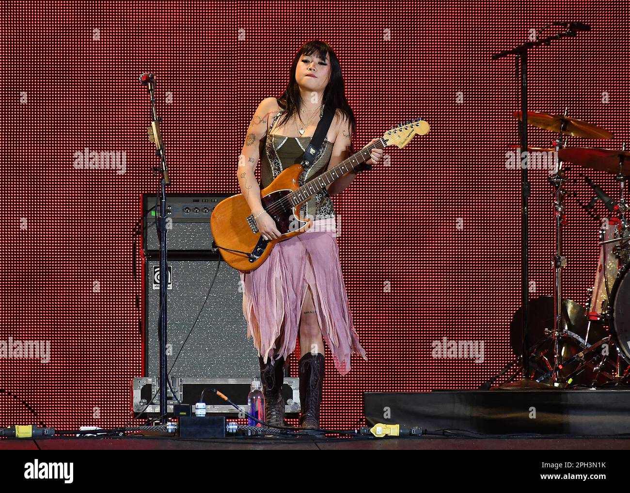 LAS VEGAS, NEVADA - 24. MÄRZ: (Nur redaktionelle Verwendung) Beabadoobee tritt auf der Bühne während der „Taylor Swift | The Eras Tour“ im Allegiant Stadium am 24. März 2023 in Las Vegas, Nevada. Foto: Casey Flanigan/imageSPACE/MediaPunch Stockfoto
