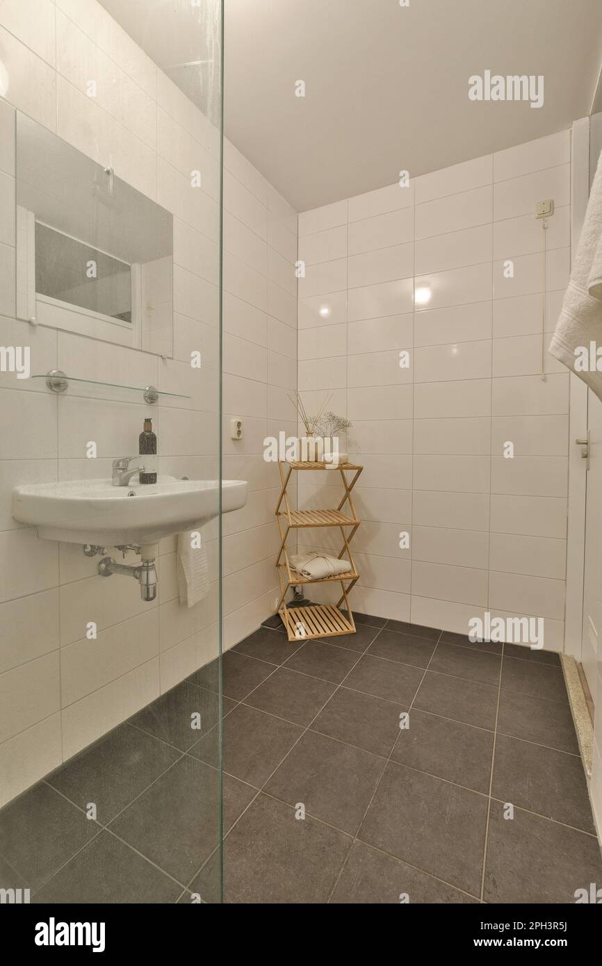 Ein Badezimmer, das sehr sauber ist und für die Toiletten oder Toilettenartikel bereit ist Stockfoto