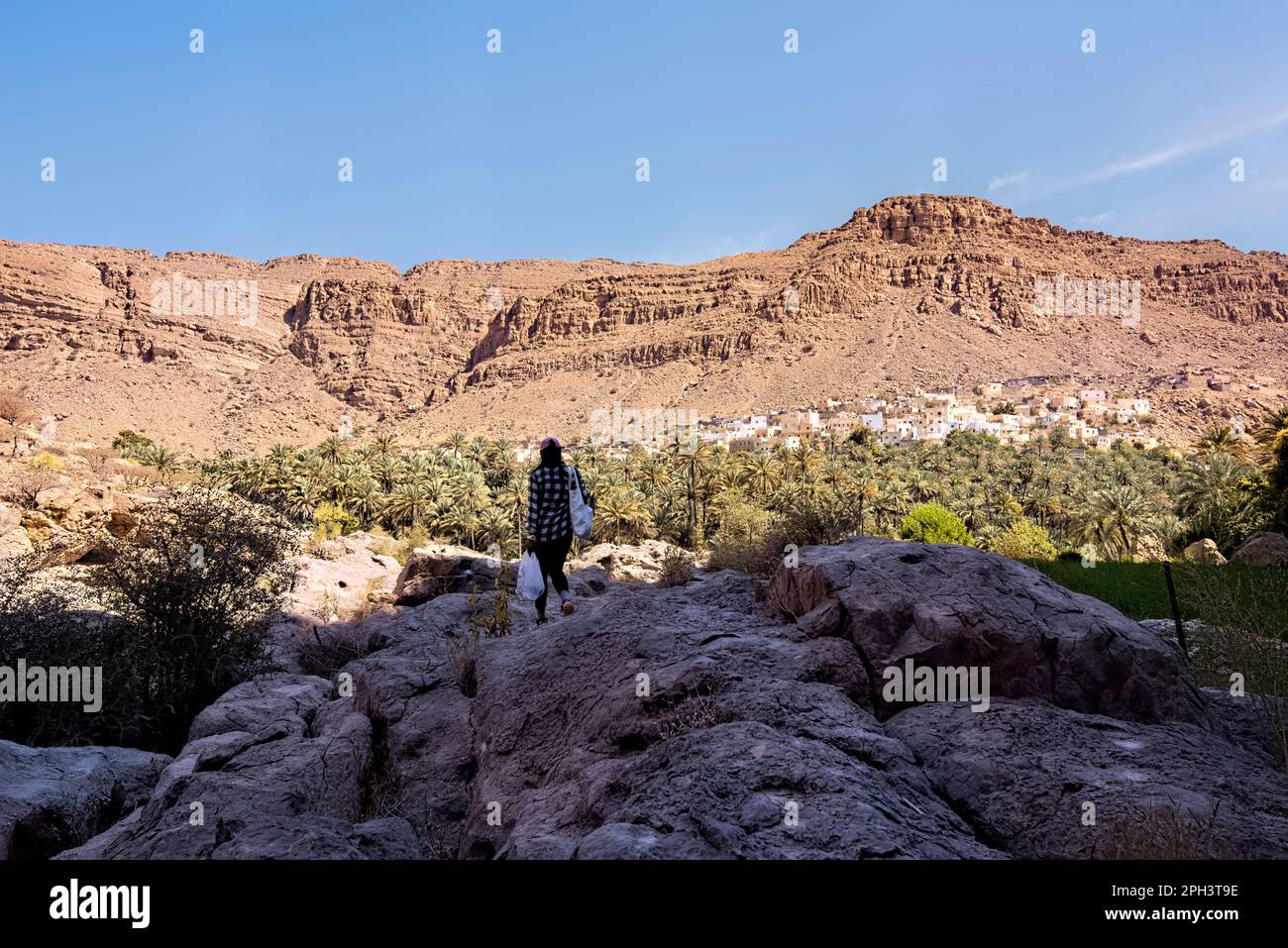 Blick auf das Dorf Al Bidh'ah vom Wadi Hawer Canyon, Al Sharqiyah, Oman Stockfoto