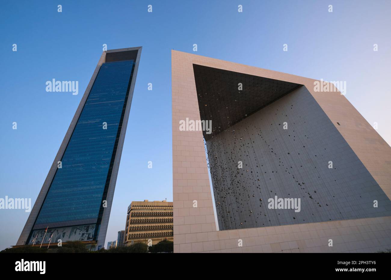 Blick auf das Gründerdenkmal, das dem Scheich Zayed bin Sultan gewidmet ist. Der ADNOC-Hauptturm im Hintergrund. In Abu Dhabi, Vereinigte Arabische Emirate, Uni Stockfoto Blick auf das Gründerdenkmal, das dem Scheich Zayed bin Sultan gewidmet ist. Der ADNOC-Hauptturm im Hintergrund. In Abu Dhabi, Vereinigte Arabische Emirate, Uni Stockfoto