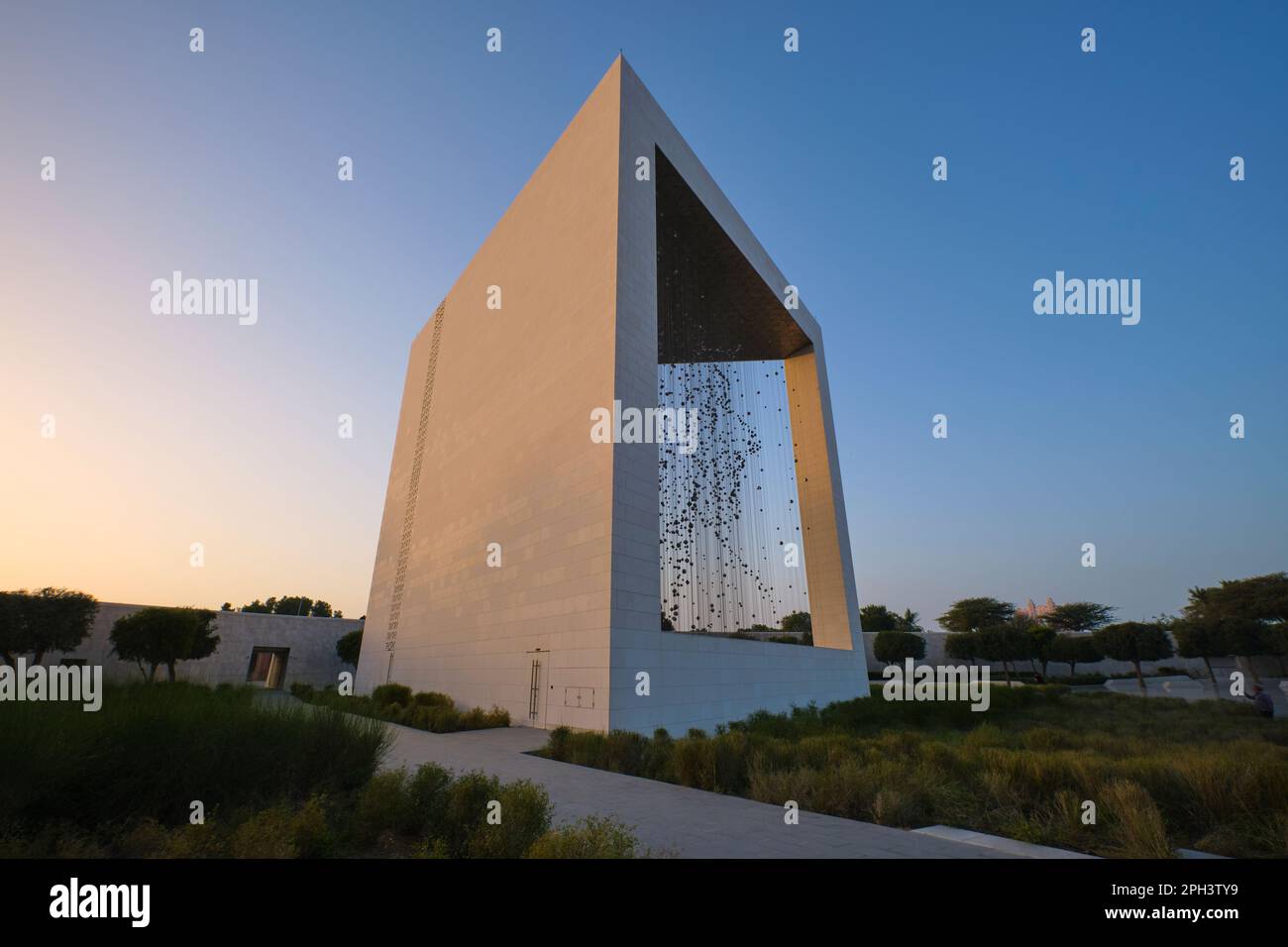 Blick auf das Gründerdenkmal, Monument am späten Nachmittag, das Scheich Zayed bin Sultan gewidmet ist. In Abu Dhabi, VAE, Vereinigte Arabische Emirate. Stockfoto