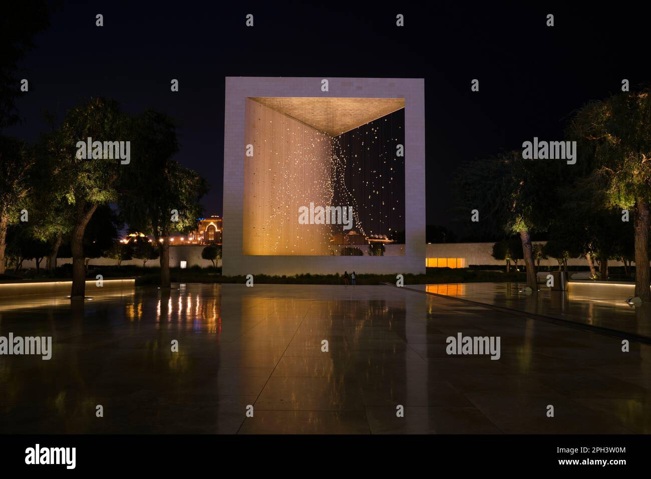 Blick auf das Gründerdenkmal, das dem Scheich Zayed bin Sultan gewidmet ist. Beleuchtet und leuchtend am Abend, in der Nacht. In Abu Dhabi, VAE, Vereinigte Arabische Emirate Stockfoto