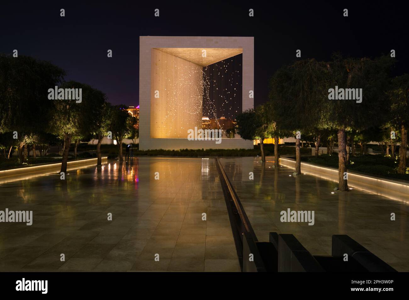 Blick auf das Gründerdenkmal, das dem Scheich Zayed bin Sultan gewidmet ist. Beleuchtet und leuchtend am Abend, in der Nacht. In Abu Dhabi, VAE, Vereinigte Arabische Emirate Stockfoto