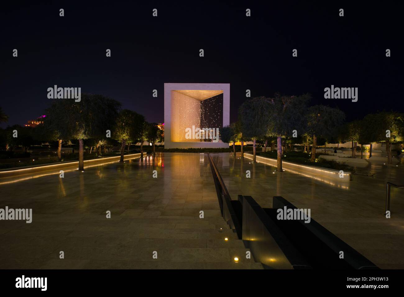 Blick auf das Gründerdenkmal, das dem Scheich Zayed bin Sultan gewidmet ist. Beleuchtet und leuchtend am Abend, in der Nacht. In Abu Dhabi, VAE, Vereinigte Arabische Emirate Stockfoto
