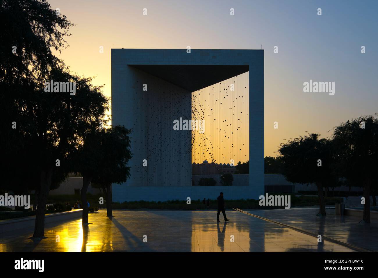 Blick auf das Gründerdenkmal, Monument bei Sonnenuntergang, gewidmet dem Scheich Zayed bin Sultan. In Abu Dhabi, VAE, Vereinigte Arabische Emirate. Stockfoto