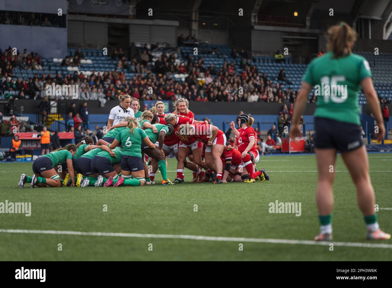 Cardiff, Wales. 25. März 2023 Scrum beim TikTok Women's Six Nations Rugby-Spiel Wales gegen Irland im Cardiff Park Arms Stadium in Cardiff, Wales. Kredit: Sam Hardwick/Alamy Live News. Stockfoto