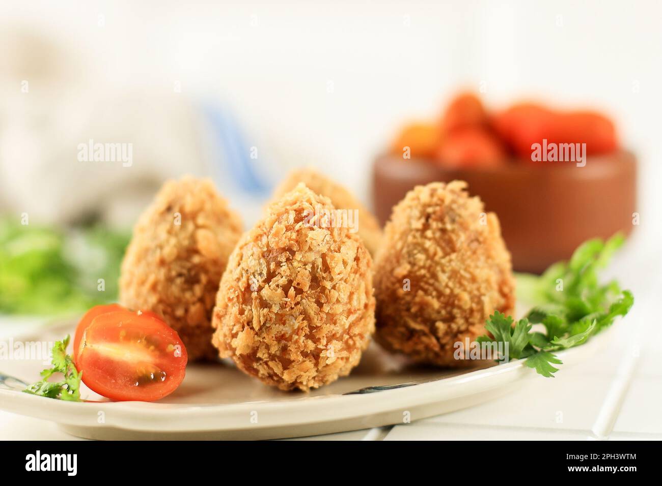 Brasilianischer Vorspeise Coxinha de Frango, Croquette mit Hühnerfüllung Stockfoto