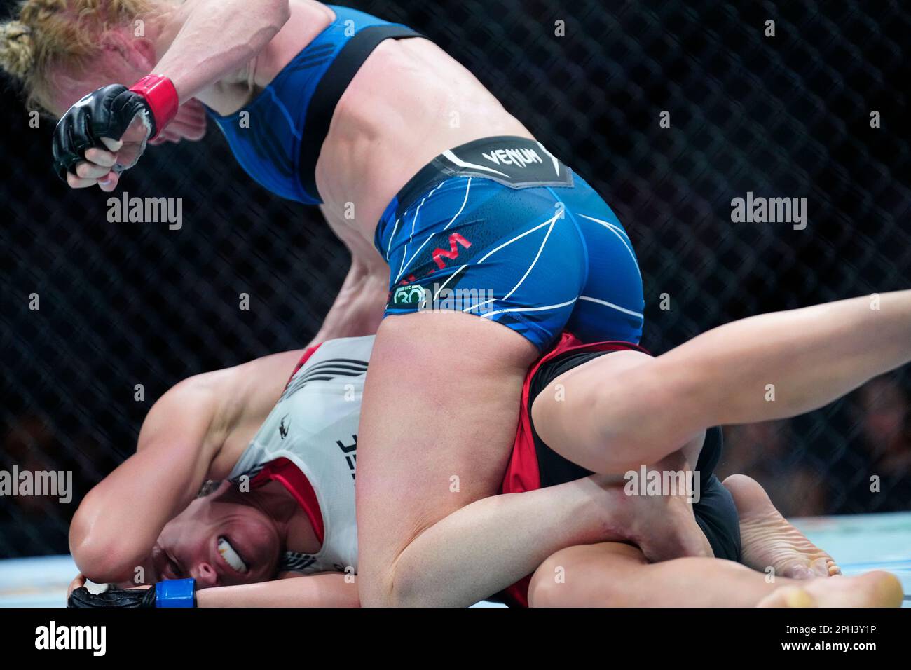 SAN ANTONIO, TEXAS – 25. MÄRZ: Holly Holm (TOP) schlägt Yana Santos in ihrem Bantamweight-Kampf der Frauen während der UFC Fight Night im AT&T Center am 25. März 2023 in San Antonio, Texas, USA. (Foto: Louis Grasse/PxImages) Stockfoto