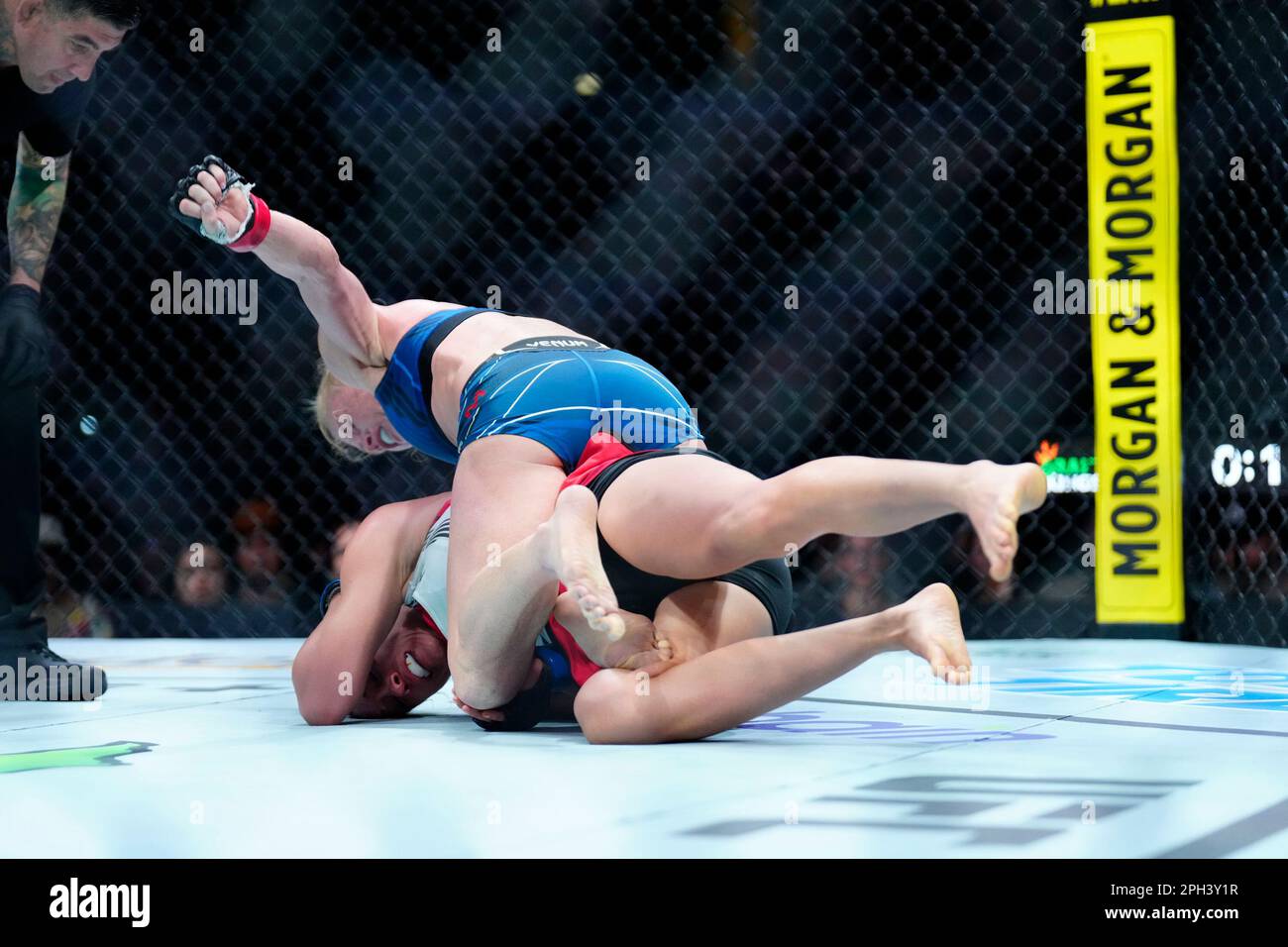 SAN ANTONIO, TEXAS – 25. MÄRZ: Holly Holm (TOP) schlägt Yana Santos in ihrem Bantamweight-Kampf der Frauen während der UFC Fight Night im AT&T Center am 25. März 2023 in San Antonio, Texas, USA. (Foto: Louis Grasse/PxImages) Stockfoto