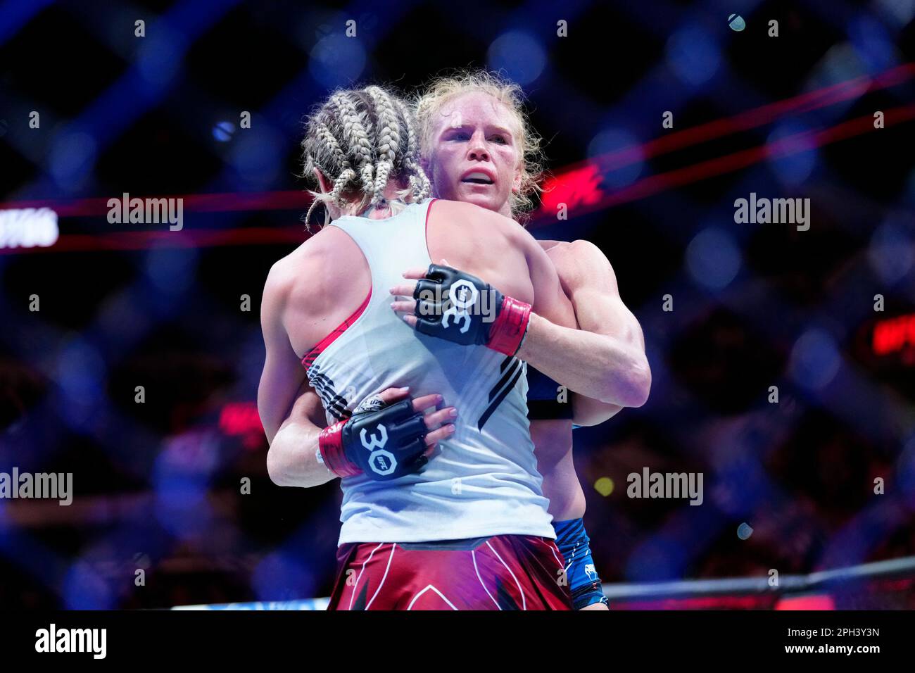 SAN ANTONIO, TEXAS - 25. MÄRZ: (R-L) Holly Holm umarmt Yana Santos in ihrem Bantamweight-Kampf der Frauen während der UFC Fight Night im AT&T Center am 25. März 2023 in San Antonio, Texas, USA. (Foto: Louis Grasse/PxImages) Stockfoto