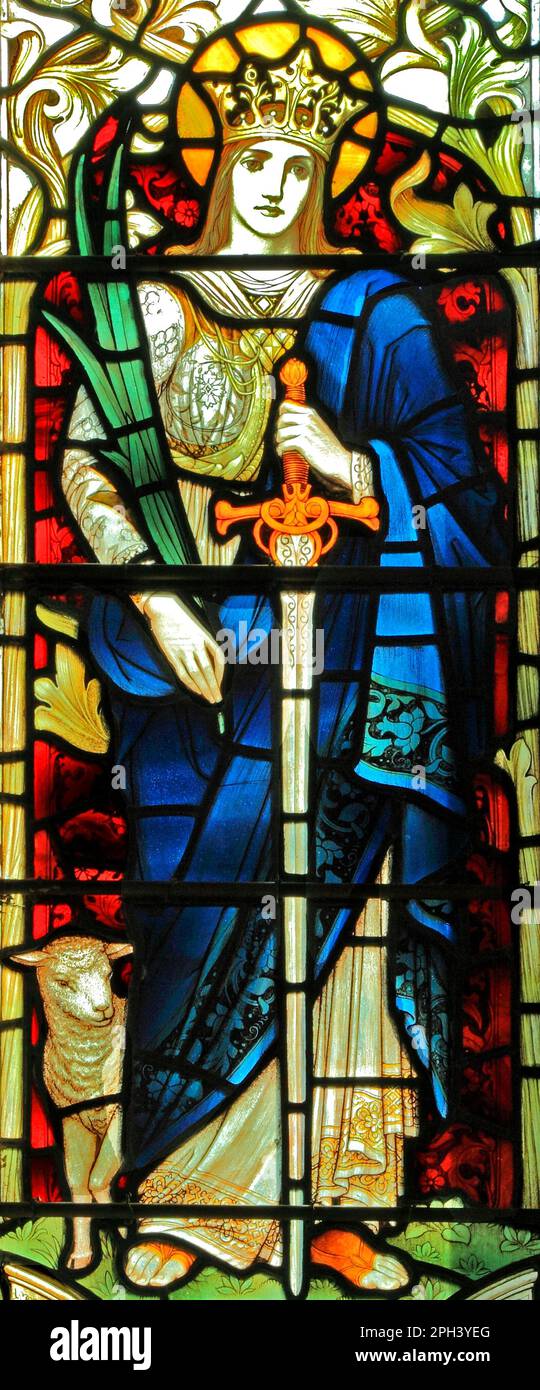 St. Agnes, von Rom, 3. Jahrhundert jungfräuliche Märtyrerin, heilige, mit Lamm, Glasfenster, von J Powell & Son, 1900, Blakeney, Norfolk, England Stockfoto