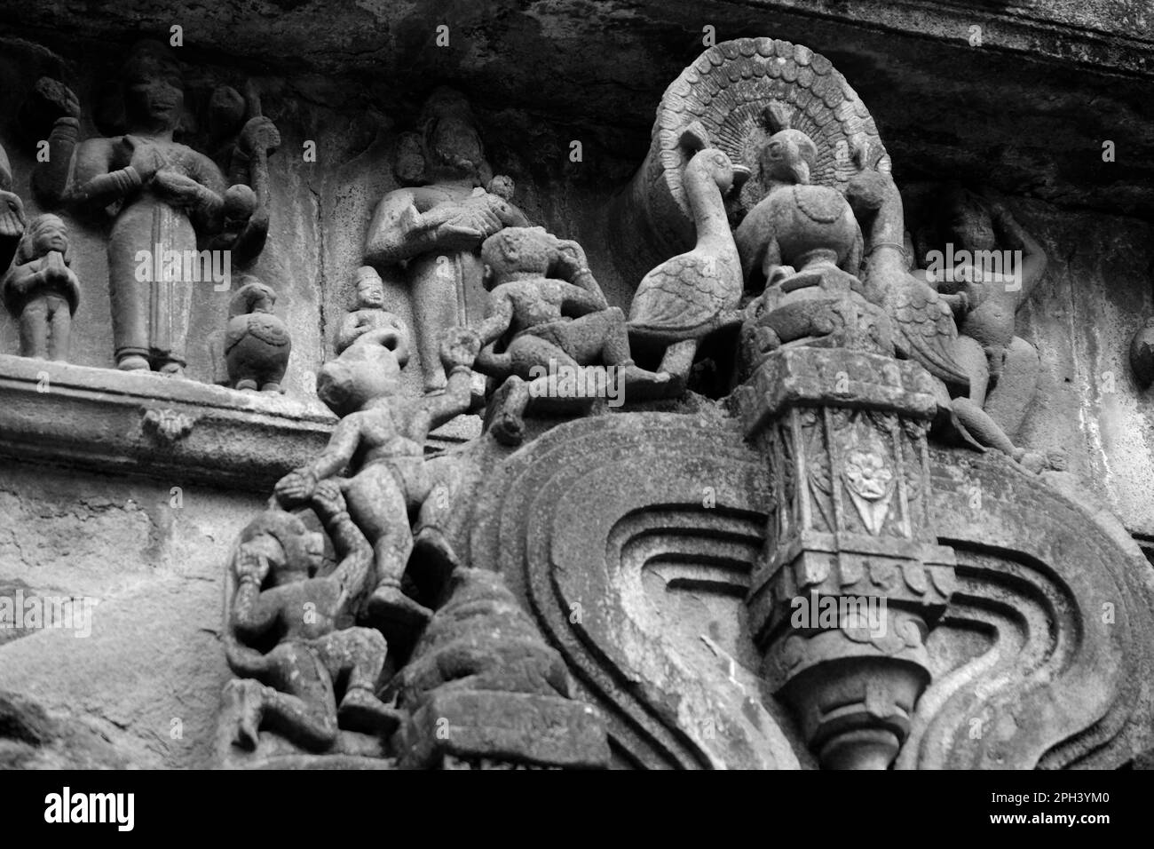 12. März 2023, Pune, Indien, Trishund Ganpati Tempel, über 250 Jahre alter Tempel, er ist hoch dekoriert mit Figuren, Tieren und mythologischen Geschichten. Stockfoto