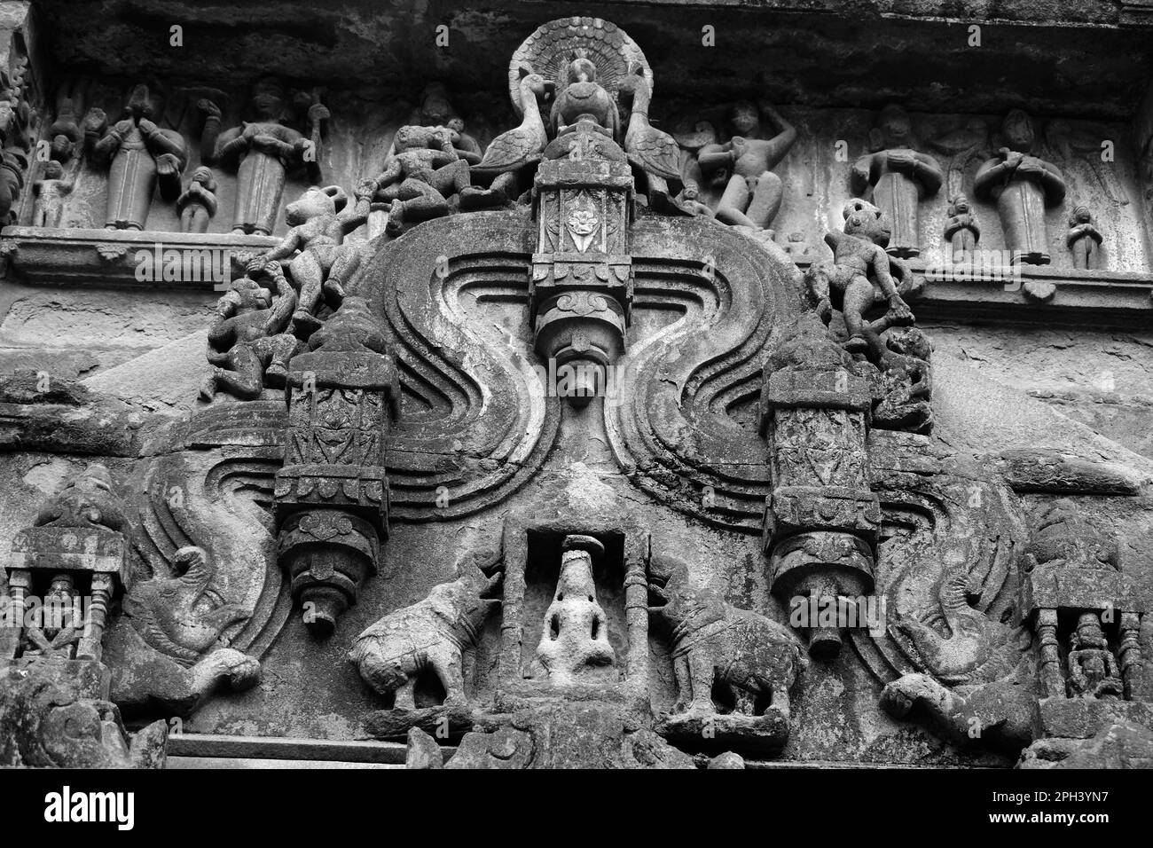 12. März 2023, Pune, Indien, Trishund Ganpati Tempel, über 250 Jahre alter Tempel, er ist hoch dekoriert mit Figuren, Tieren und mythologischen Geschichten. Stockfoto
