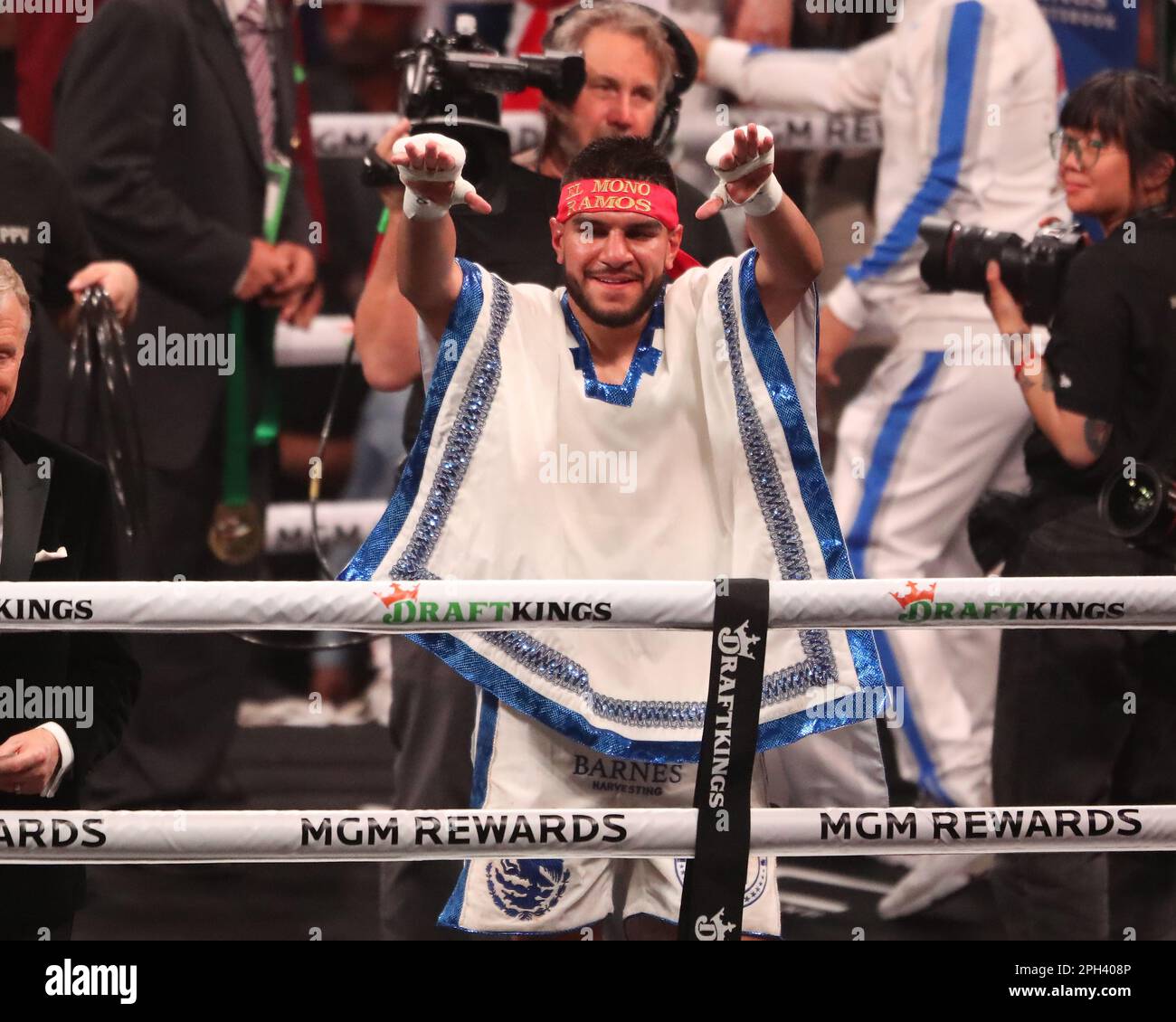 LAS VEGAS, NEVADA - 25. MÄRZ: Jesus Ramos feiert seinen Sieg über Joseph Spencer in seinem Super Welterweight-Kampf in der MGM Grand Garden Arena am 25. März 2023 in Las Vegas, Nevada, USA. (Foto: Alejandro Salazar/PxImages) Stockfoto