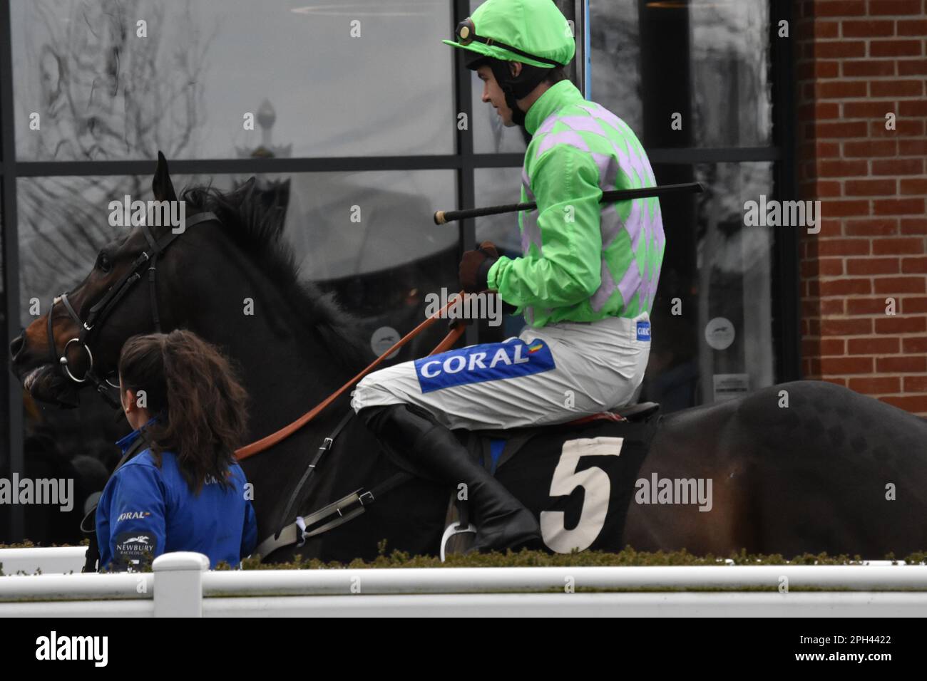 Newbury, Großbritannien. 25. März 2023. Le Ligerien, geritten von Brendan Powell, geht auf die Rennstrecke, bevor er die 4,25 auf der Rennbahn Newbury, Großbritannien, gewinnt. Kredit: Paul Blake/Alamy Live News. Stockfoto