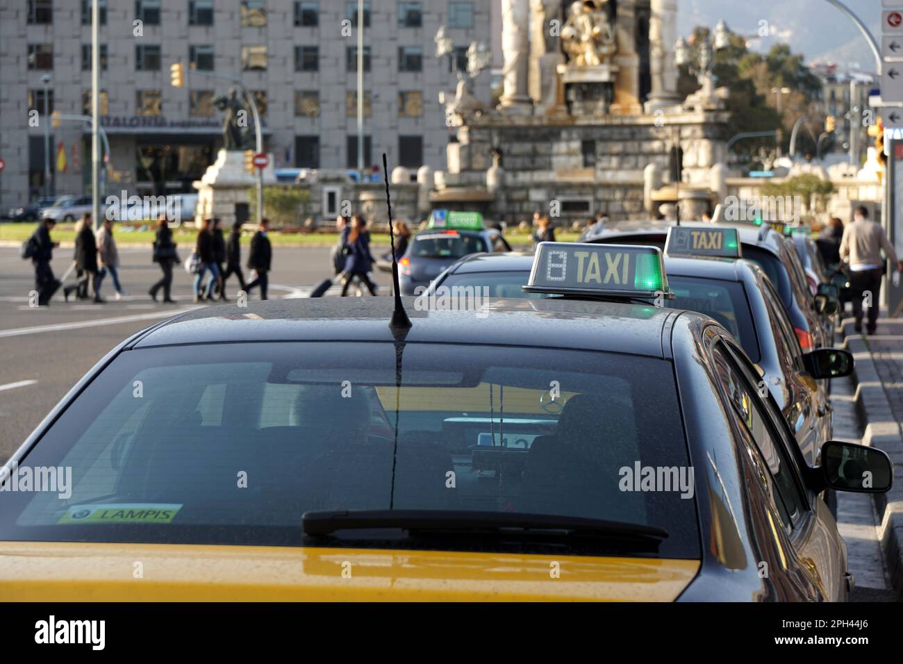 Barcelona, Spanien - 29. Februar 2016: Reihe von Taxis, die auf Passagiere warten am Placa d#39;Espagna Stockfoto